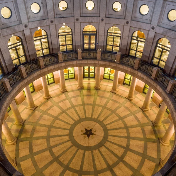 德克萨斯州奥斯汀市的州立国会大厦。暮色中 — 图库照片