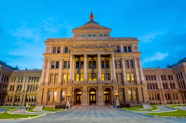 Austin 'deki Teksas Eyalet Kongre Binası, TX. Alacakaranlıkta — Stok fotoğraf