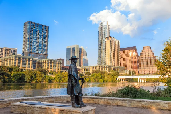 Estatua de Stevie Ray Vaughan frente al centro de Austin y el Co — Foto de Stock