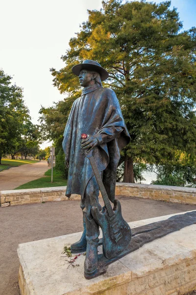 Stevie Ray Vaughan staty framför centrala Austin och Co — Stockfoto