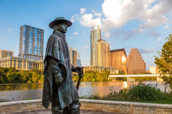 Stevie Ray Vaughan statue in front of downtown Austin and the Co — Stock Photo, Image