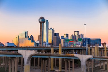 Alacakaranlıkta Dallas şehir manzarası