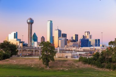 Alacakaranlıkta Dallas şehir manzarası