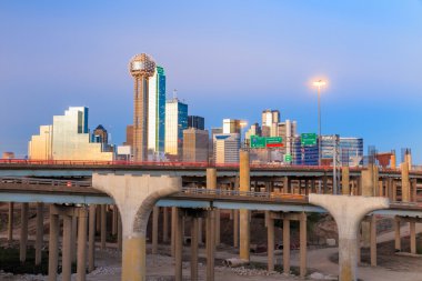 Alacakaranlıkta Dallas şehir manzarası