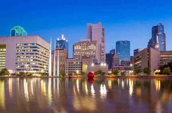 Dallas, Texas cityscape alacakaranlıkta mavi gökyüzü ile — Stok fotoğraf