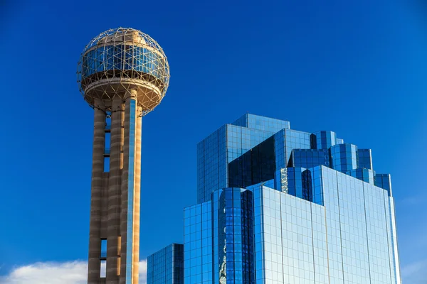 Dallas, Texas paisagem urbana com céu azul — Fotografia de Stock