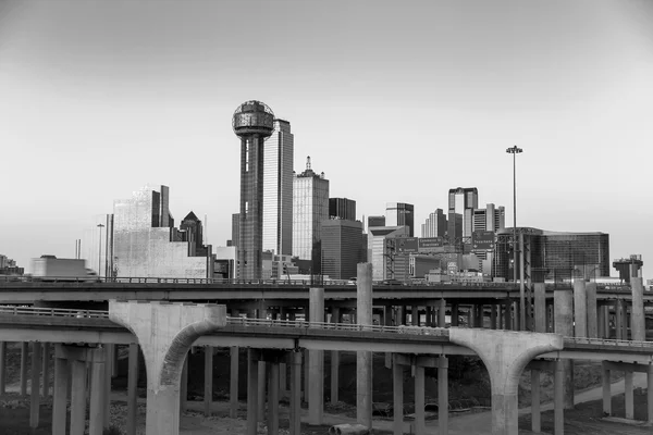 Ciudad de Dallas skyline en el crepúsculo en blanco y negro — Foto de Stock