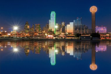 Alacakaranlıkta Dallas şehir manzarası