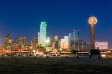 Dallas manzarası Trinity nehirde gün batımında yansıtıyordu.