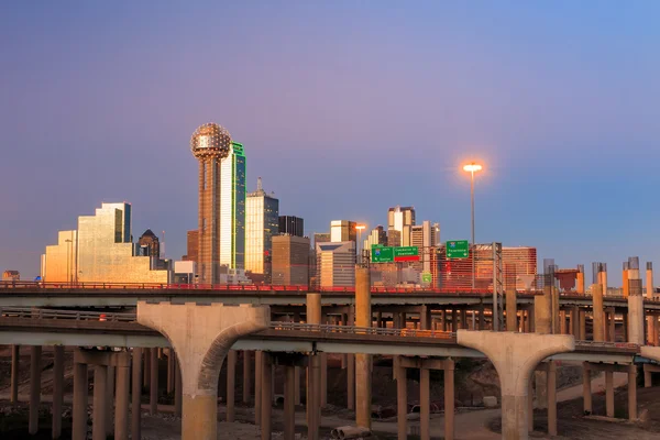 Ciudad de Dallas horizonte en el crepúsculo — Foto de Stock