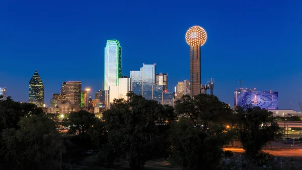 Ciudad de Dallas horizonte en el crepúsculo — Foto de Stock