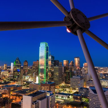 Gün batımında mavi gökyüzü ile Dallas, Texas cityscape