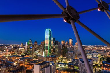Gün batımında mavi gökyüzü ile Dallas, Texas cityscape