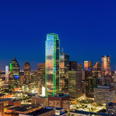 Gün batımında mavi gökyüzü ile Dallas, Texas cityscape