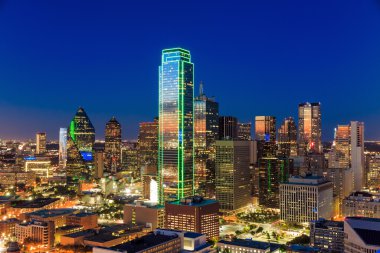 Gün batımında mavi gökyüzü ile Dallas, Texas cityscape
