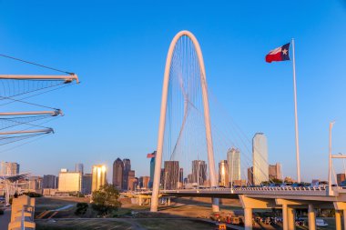 Alacakaranlıkta Dallas şehir manzarası