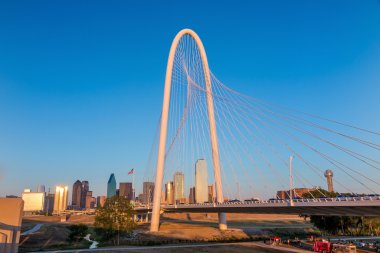 Alacakaranlıkta Dallas şehir manzarası