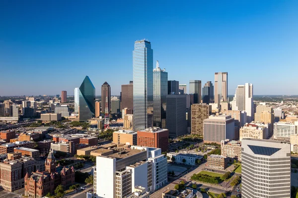 Dallas, Texas paisagem urbana com céu azul ao pôr do sol — Fotografia de Stock
