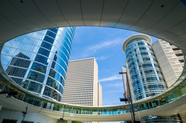 Houston, Teksas 'ın merkezinde gökdelenler mavi gökyüzüne karşı