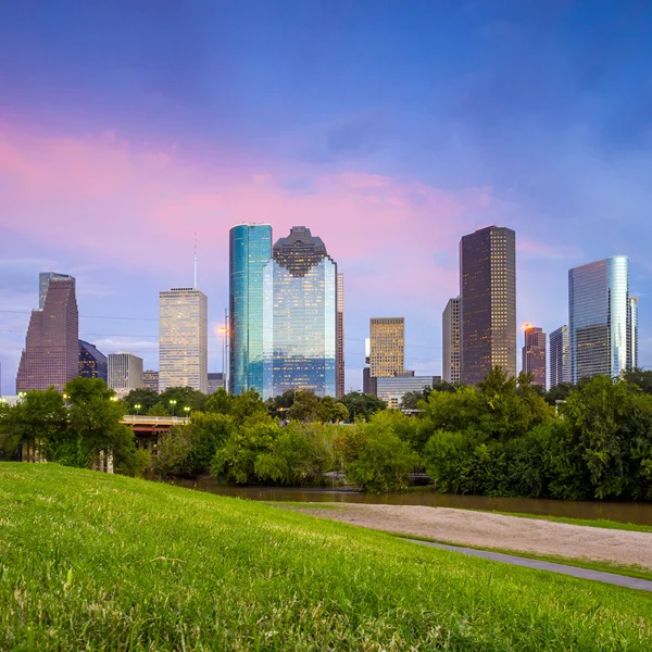 Houston Texas  skyline at sunset twilight from park lawn — Stock Photo, Image