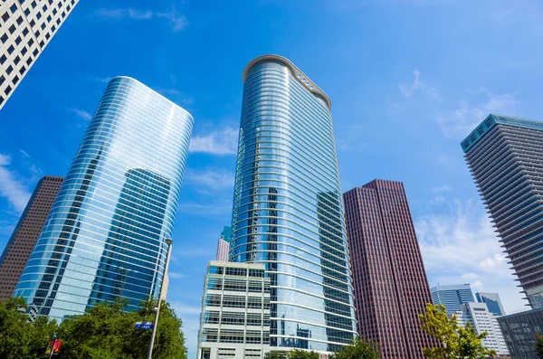 Rascacielos contra el cielo azul en el centro de Houston, Texas — Foto de Stock