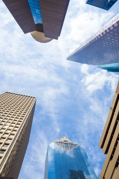 Rascacielos contra el cielo azul en el centro de Houston, Texas — Foto de Stock