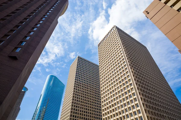 Rascacielos contra el cielo azul en el centro de Houston, Texas — Foto de Stock