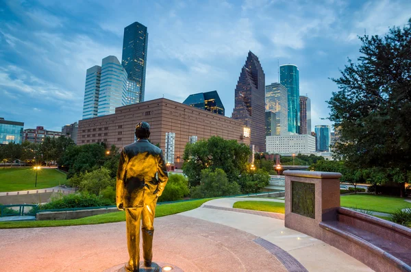 Vista del centro de Houston al atardecer con rascacielos — Foto de Stock