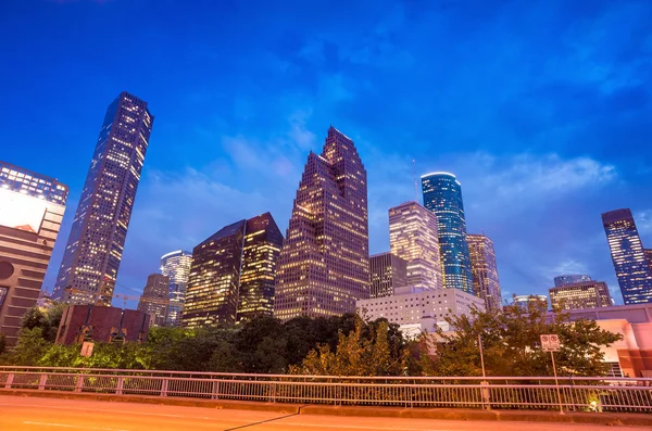 Vista do centro de Houston no crepúsculo com arranha-céu — Fotografia de Stock