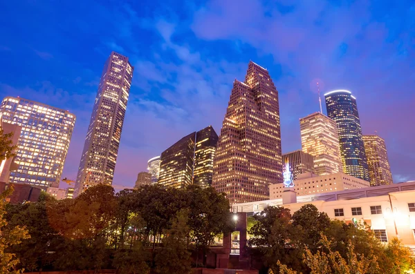 Вид на центр міста Х'юстон в сутінки з хмарочос — стокове фото