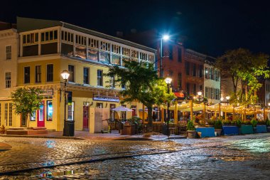 Baltimore, Maryland ABD - SEPTEMBER 25, 2022: Fell 's Point şehir merkezindeki Thames caddesi boyunca tarihi tuğla binalar ve yemek için barlar