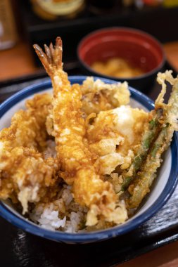 Bir kase Japon yemeği, Tokyo 'da pirinç tempura.