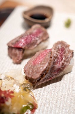 Japon çiğ suşisi ve Tokyo 'da pirinç.