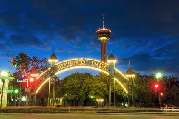 タワー アメリカ大陸の夜サン ・ アントニオ、テキサス — ストック写真