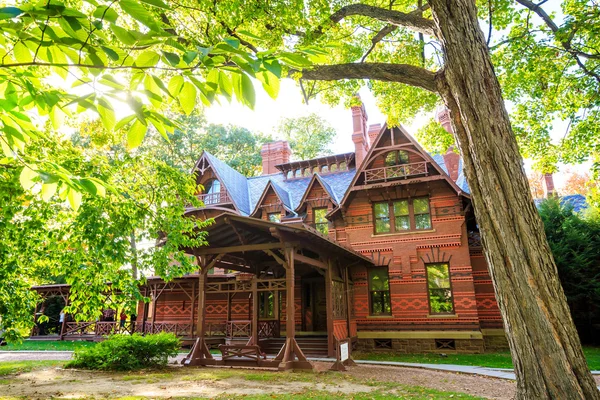 Das Markenzeichen zweistöckiges Haus und Museum — Stockfoto