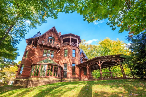 Das Markenzeichen zweistöckiges Haus und Museum — Stockfoto