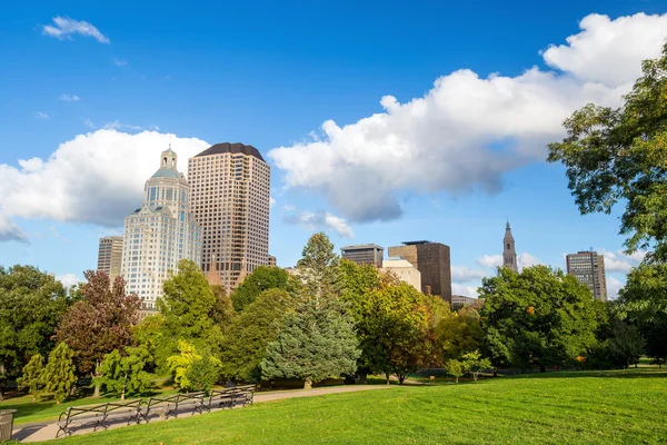 Highrise edifícios ao longo do parque Bushnell, centro de Hartford — Fotografia de Stock