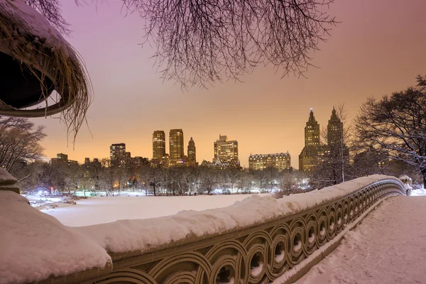 Central Park - Puente de proa de la ciudad de Nueva York tras tormenta de nieve — Foto de Stock