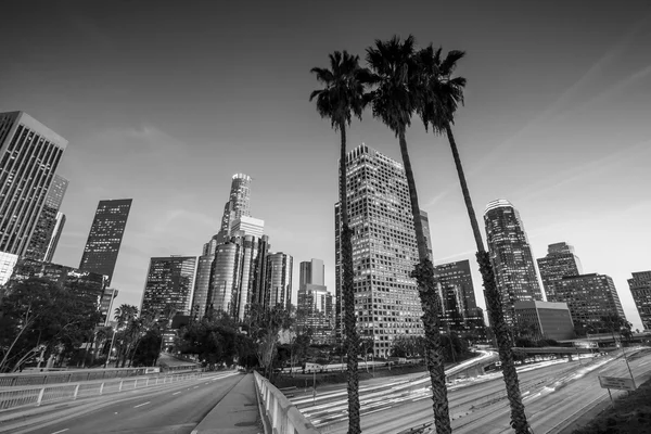 Skyline del centro de Los Ángeles durante la hora punta — Foto de Stock