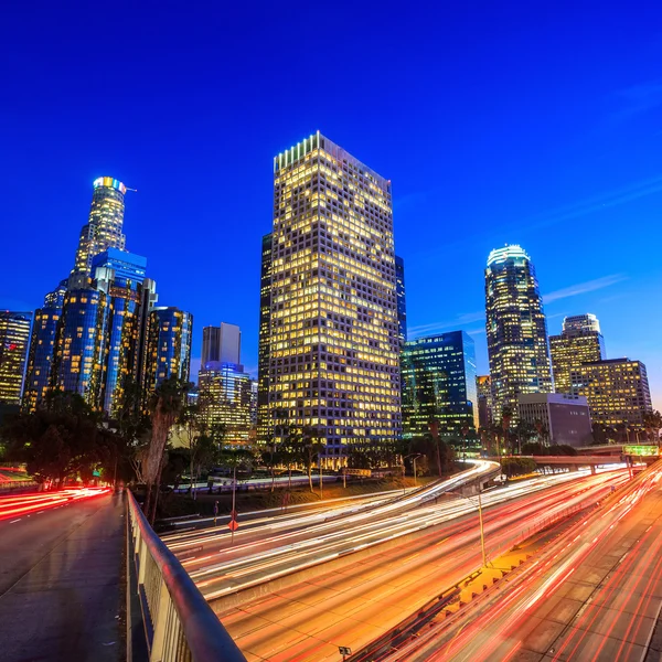 Downtown Los Angeles skyline tijdens het spitsuur — Stockfoto