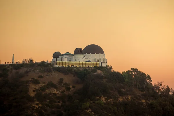 L'Osservatorio Griffith e lo skyline di Los Angeles al crepuscolo — Foto Stock