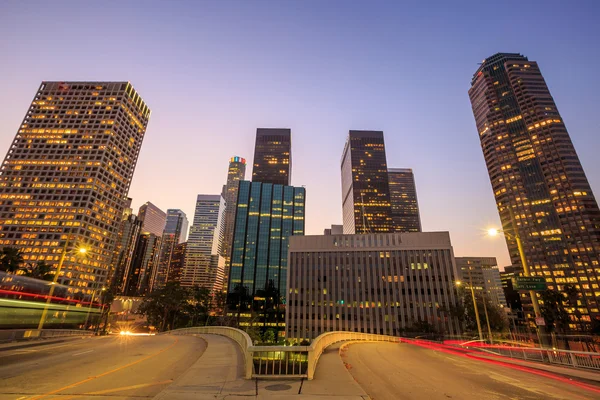 Downtown Los Angeles skyline durante a hora de ponta — Fotografia de Stock