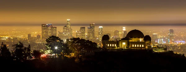 El Observatorio Griffith y el horizonte de la ciudad de Los Ángeles en Twiligh — Foto de Stock