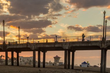 Huntington Beach iskelesinden gündoğumu