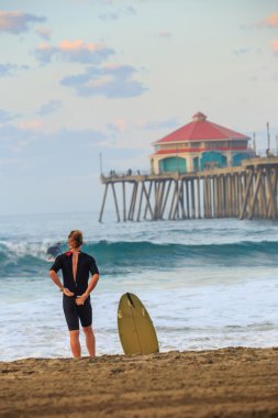 Huntington Beach iskelesinden gündoğumu