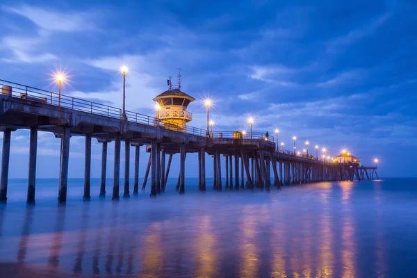 A Huntington Beach pier, napkeltekor — Stock Fotó