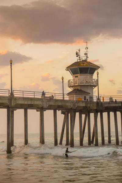 Der Huntington Beach Pier bei Sonnenaufgang — Stockfoto