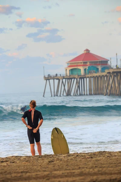 A Huntington Beach pier, napkeltekor — Stock Fotó