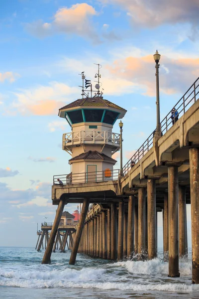 A Huntington Beach pier, napkeltekor — Stock Fotó