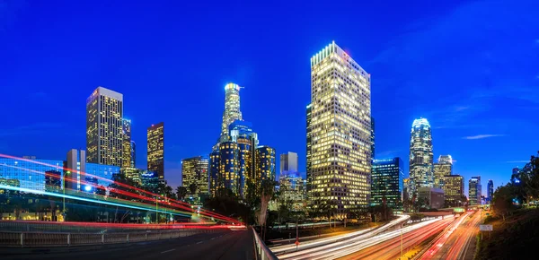 Pusat kota Los Angeles skyline selama jam sibuk — Stok Foto